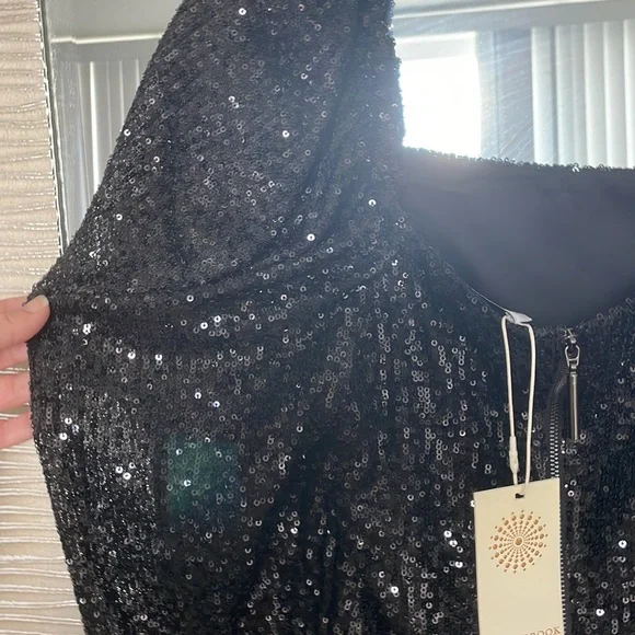 ✨✨🪩RAMY BROOK NEW YORK sequins zipper back cap sleeve blouse 😎 - Picture 9 of 12